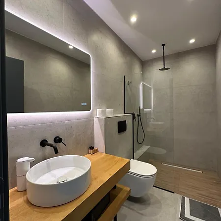 On The Edge - & Apartment Aridaia