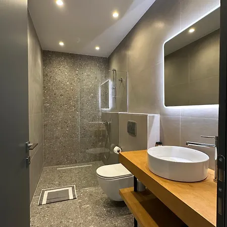 On The Edge - & Apartment Aridaia